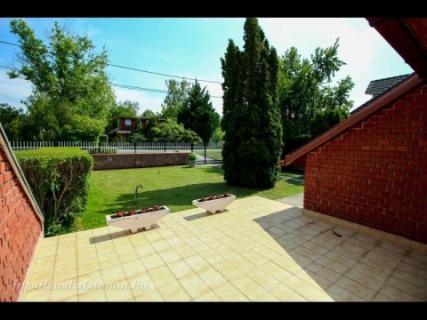 Balatonszárszón vízközeli ikerházfél max. 6+2 főnek kiadó (103)