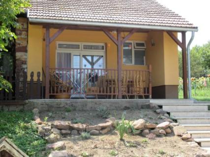 Ábrahámhegy közelében, ikernyaraló eladó