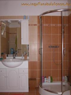 Hullám Üdülőparkban panorámás apartmanban szállás kiadó (945)