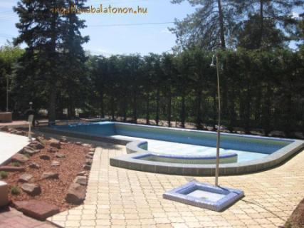 Vízközeli medencés apartmanban szállás max 7 vendégnek (297)