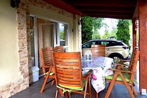 Vintage stílusú vízközeli 8+3 fős kiadó nyaraló (790)