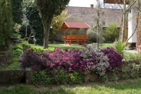 Balatonlellén 6 fős apartman kiadó a központban-strand 455 m-re.