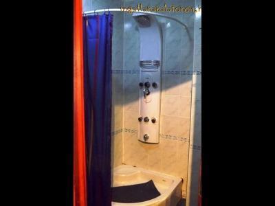 Vízparti, önálló nyaralóház, árnyékos szabadstrand szélén