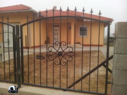 Épületlakatos, kovácsoltvas kerítések, korlátok, előtető, lépcső