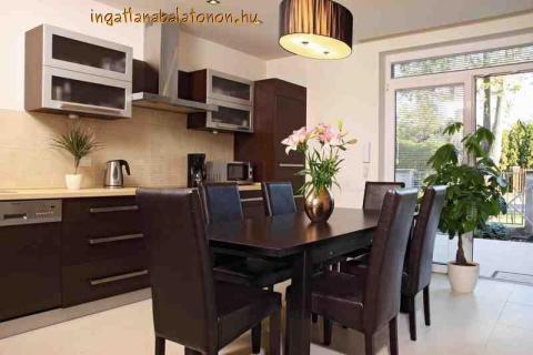 Exkluzív vízparti minimál nyaralóvilla max 12 főnek kiadó (351)