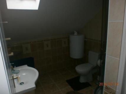 Balatonlellén 8 személyes mondern, teljesen felszerelt nyaraló kiadó