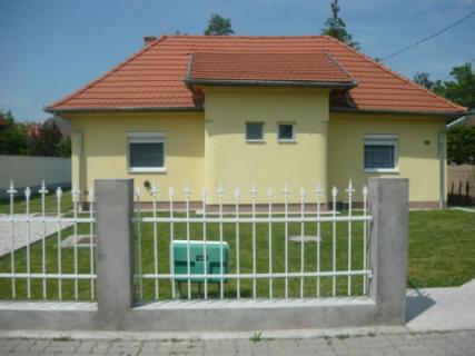 Balatonmáriafürdőn vízparthoz közeli nyaraló kiadó