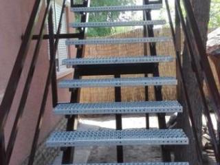 Épületlakatos, kovácsoltvas kerítések, korlátok, előtető, lépcső