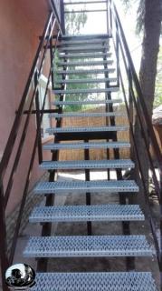 Épületlakatos, kovácsoltvas kerítések, korlátok, előtető, lépcső