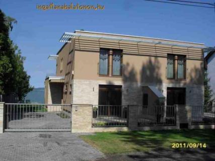 Vízparti, vízközeli balatoni házak kiadók