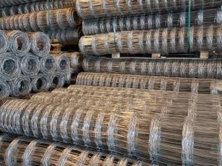 Csavart kötésű vadháló drótfonat betonoszlop kerítés építés