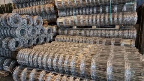 Csavart kötésű vadháló drótfonat betonoszlop kerítés építés