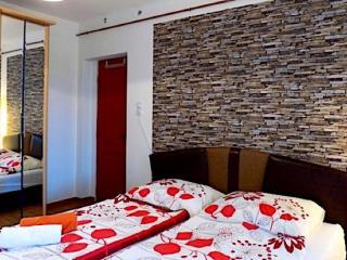 Vintage stílusú vízközeli 8+3 fős kiadó nyaraló (790)