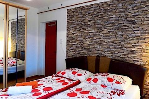 Vintage stílusú vízközeli 8+3 fős kiadó nyaraló (790)