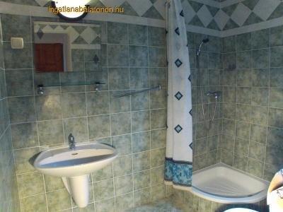 Ikernyaraló fele Balatontól 50 méterre kiadó max 8 főnek (339)