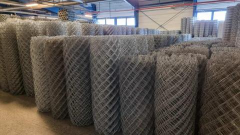 Csavart kötésű vadháló drótfonat betonoszlop kerítés építés