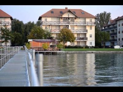 Vízparti lakóparkban, teljes panorámás apartman kiadó (409)