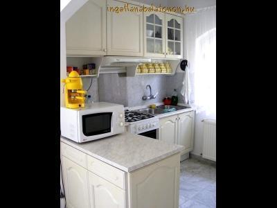 6 hálószobás újszerű nyaralóház Balatontól 1000 méterre (375)