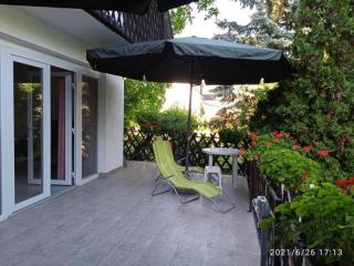 Balatonszepezden egész évben panorámás kétszintes ikerház kiadó