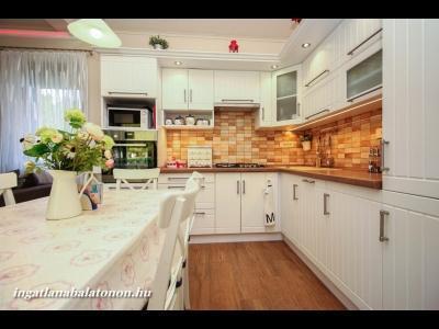 Új építésű modern vízközeli önálló nyaraló (940)