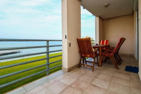 Vízparti lakóparkban, teljes panorámás apartman kiadó (409)