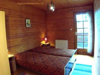 Igényes ikernyaraló fele Balatontól 50 méterre max 8 főnek (284)