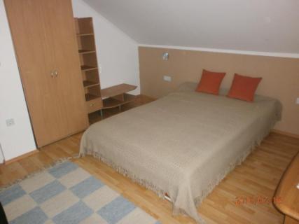 Balatonlellén 8 személyes mondern, teljesen felszerelt nyaraló kiadó