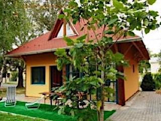 Gyönyörű ősfás szabadstrandjánál vízparti önálló nyaralóház kiadó