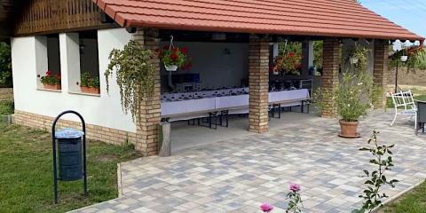 Almádi Apartman, 5 apartman 21 férőhely