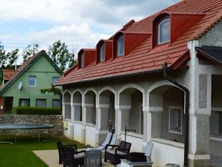 Pécsely House Apartman, 4 apartman 19 férőhely