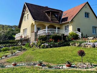 Esz-Ti Apartman, 3 apartman 8 férőhely