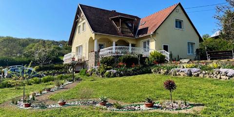 Esz-Ti Apartman, 3 apartman 8 férőhely