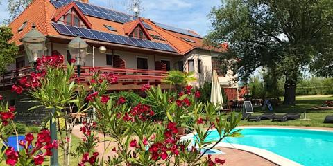 Zsanett Hotel, 30 szoba 68 férőhely