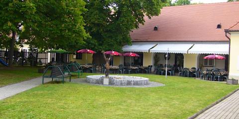 Párizsi Udvar Panzió, 10 szoba 30 férőhely