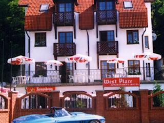 West Place Panzió, 12 szoba 24 férőhely