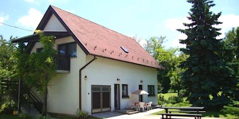 Gyöngyvirág Apartmanház, 5 apartman 12 férőhely