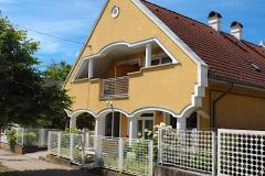 Sárga Rózsa Apartmanház, 5 szoba 15 férőhely