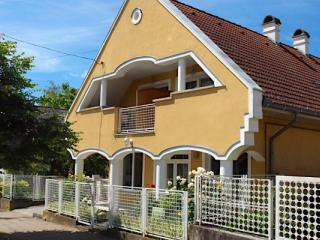 Sárga Rózsa Apartmanház, 5 szoba 15 férőhely