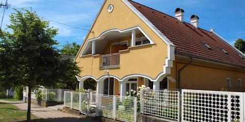 Sárga Rózsa Apartmanház, 5 szoba 15 férőhely